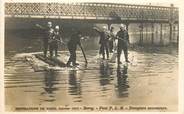 75 Pari CPA FRANCE 75013 "Paris, les inondations, Bercy, les pompiers sauveteurs"