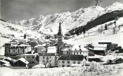 / CPSM FRANCE 74 "La Clusaz, vue générale et la chaine des Aravis"