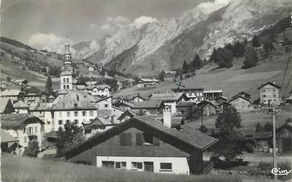 / CPSM FRANCE 74 "La Clusaz, vue générale et la chaine des Aravis "