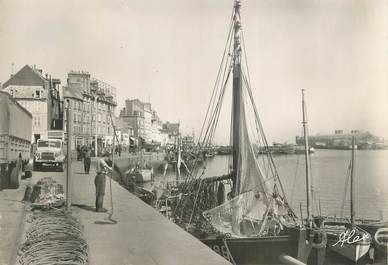 / CPSM FRANCE 50 "Cherbourg, l'avant port et le quai Caligny"