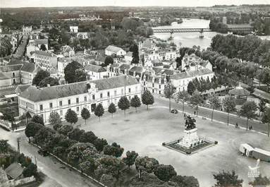 / CPSM FRANCE 37 "Chinon, place Jeanne d'Arc"'