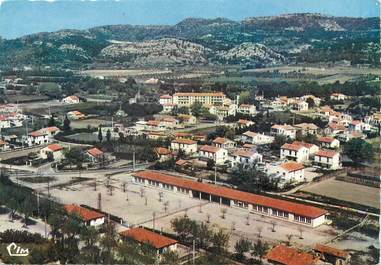 / CPSM FRANCE 13 "Pelissanne, vue aérienne, groupe scolaire et nouveaux quartiers"