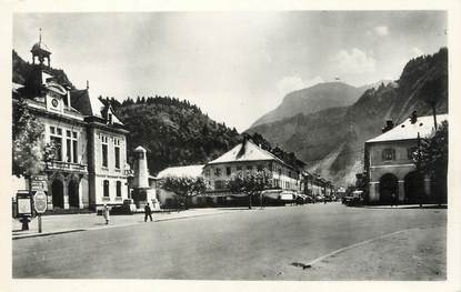 / CPSM FRANCE 74 "Cluses, place de l'hôtel de ville et rue centrale"