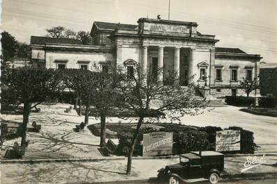 / CPSM FRANCE 17 "Saintes, le palais de Justice et les jardins"