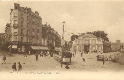 CPA FRANCE 76 "Eu, Place de l'Hôtel de ville"