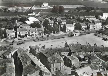 / CPSM FRANCE 16 "La Couronne, la grande place"