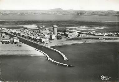 / CPSM FRANCE 34 "Palavas les Flots, vue aérienne sur le port, le casino, la rive gauche"