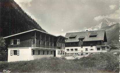 / CPSM FRANCE 74 "Les Houches, Mont Blanc, chalets de l'aiguille du midi et la chaîne du Mont Blanc"