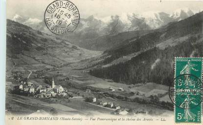 / CPA FRANCE 74 "Le Grand Bornand, vue panoramique et la chaine des Aravis"