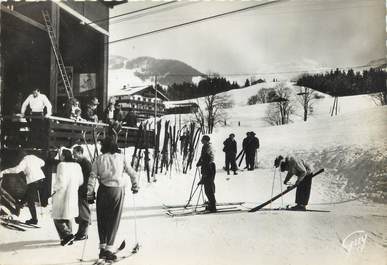 / CPSM FRANCE 74 "Megève, skieurs à la gare du téléphérique de la croix de Rochebrune" / SKI