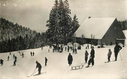 CPSM FRANCE 01 "Hauteville lompnes, La Ferme Guichard sous la neige" / LUGE