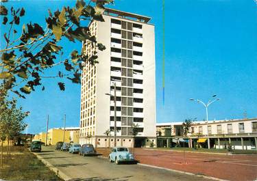 / CPSM FRANCE 83 "La Seyne, la cité Berthe et sa tour" / AUTOMOBILE