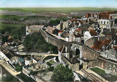 / CPSM FRANCE 52 "Langres, la porte de l'hôtel de ville et les remparts"