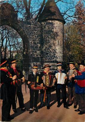 / CPSM FRANCE 63 "Clermont Ferrand, les enfants de l'Auvergne" / GROUPE FOLKLORIQUE