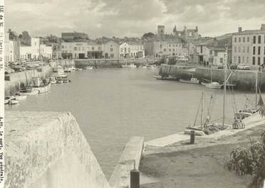 / CPSM FRANCE 17 "Ile de Ré, Saint Martin de ré, le port, vue générale"