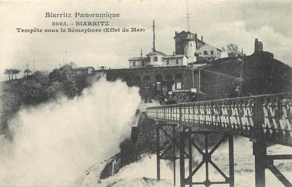 / CPA FRANCE 64 "Biarritz, tempête sous le sémaphore" / BIARRITZ PANORAMIQUE