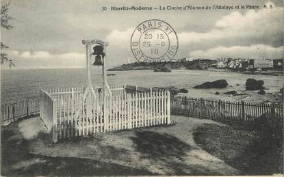 / CPA FRANCE 64 "Biarritz, la cloche d'Alarme de l'Attalaye et le phare" / BIARRITZ MODERNE