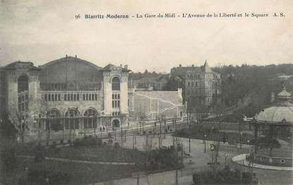 / CPA FRANCE 64 "Biarritz, la gare du midi, l'avenue de la Liberté et le square" / BIARRITZ MODERNE