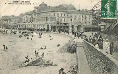 / CPA FRANCE 64 "Biarritz, la grande plage et le casino" / BIARRITZ MODERNE