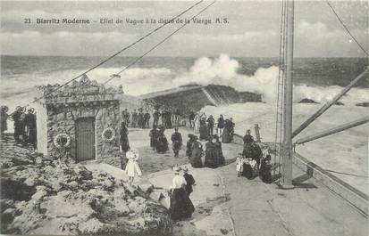 / CPA FRANCE 64 "Biarritz, effet de vague à la digue de la vierge" / BIARRITZ MODERNE