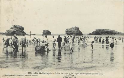 / CPA FRANCE 64 "Biarritz, Scène de plage, le dépôt des Peignoirs" / BIARRITZ ARTISTIQUE