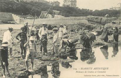 / CPA FRANCE 64 "Biarritz, pêcheurs de Crabe et Crevettes" / BIARRITZ ARTISTIQUE