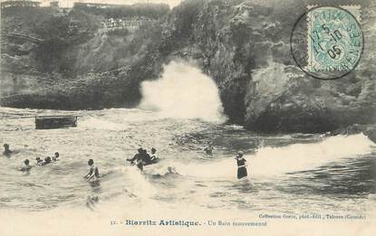 / CPA FRANCE 64 "Biarritz, un bain mouvementé" / BIARRITZ ARTISTIQUE