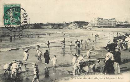 / CPA FRANCE 64 "Biarritz, baigneurs et bébés" / BIARRITZ ARTISTIQUE