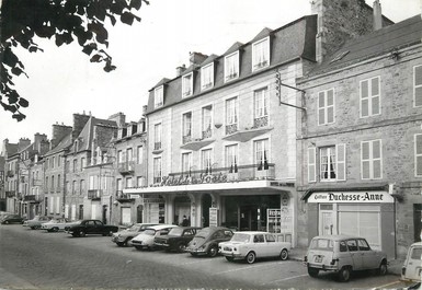 / CPSM FRANCE 22 "Dinan, place Duguesclin" / AUTOMOBILE