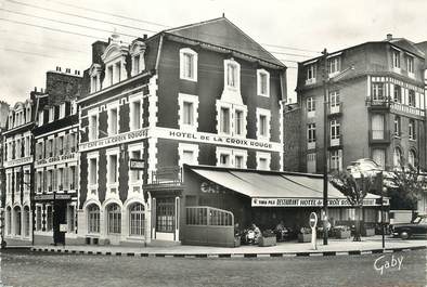 / CPSM FRANCE 22 "Saint Brieuc, hôtel de la Croix rouge"