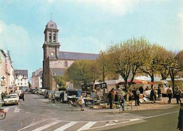 / CPSM FRANCE 29 "Crozon, l'église et la place du marché"