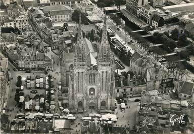 / CPSM FRANCE 29 "Quimper, vue aérienne de la cathédrale"