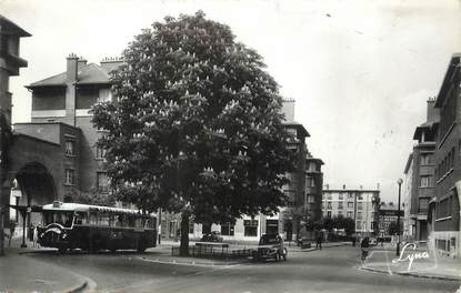 / CPSM FRANCE 92 "Suresnes, la cité Jardin, rue de l'abbé Saint Pierre" / BUS