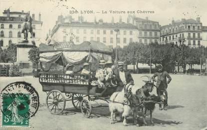 / CPA FRANCE 69 "Lyon, la voiture aux chèvres"