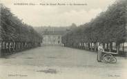 60 Oise / CPA FRANCE 60 "Songeons, place du grand marché, la gendarmerie"