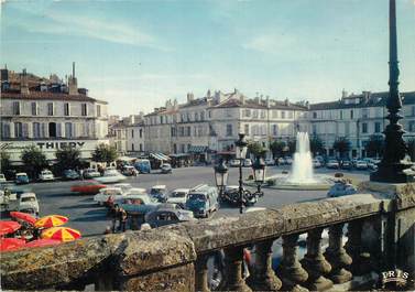 / CPSM FRANCE 32 "auch, capitale de la Gascogne, la place et le jet d'eau"