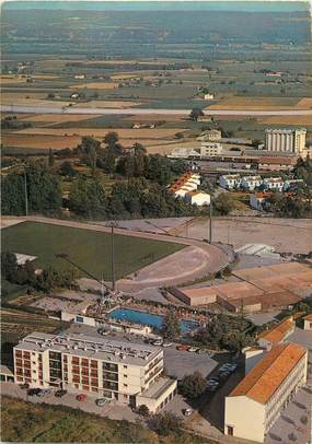 / CPSM FRANCE 04 "Manosque, la piscine et le stade"