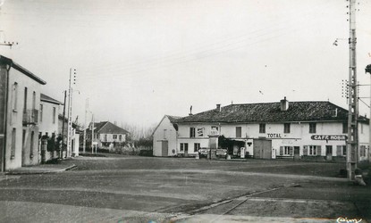 / CPSM FRANCE 01 "Bagé le Chatel, place Puthod"