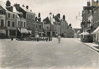  / CPSM FRANCE 45 "Beaugency, place du Martroi"