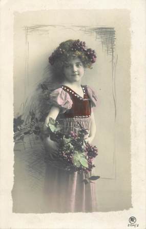 CPA ENFANT "Petite fille et du raisin"