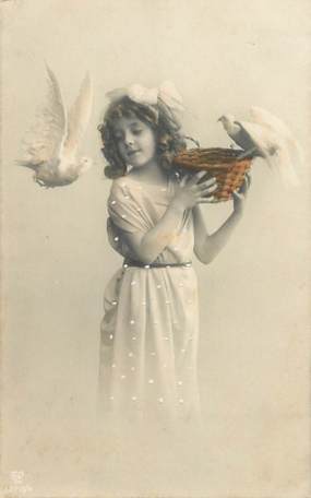    CPA   ENFANT  "Petite fille aux colombes"