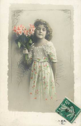    CPA   ENFANT  "petite fille et son bouquet"