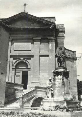 / CPSM FRANCE 13 "Eyguières, le monument aux morts et l'église"