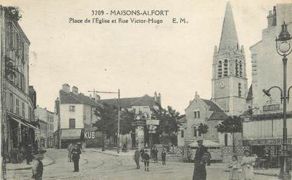 / CPA FRANCE 94 "Maisons Alfort, place de l'église et rue Victor Hugo"