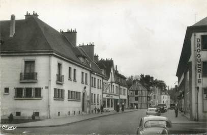 / CPSM FRANCE 27 "Louviers, rue du Maréchal Foch vers le S.I"