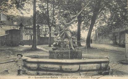 / CPA FRANCE 70 "Luxueil les Bains, place du collège, fontaine Neptune"