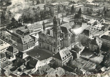 / CPSM FRANCE 68 "Guebwiller, vue aérienne sur le centre de la ville et l'église"