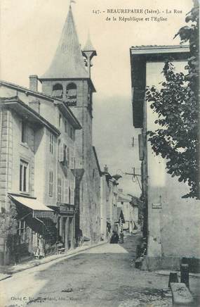 / CPA FRANCE 38 "Beaurepaire, la rue de la République et l'église"