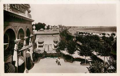 CPSM FRANCE 44 "La Baule, la plage, vue du casino"