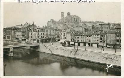 / CPSM FRANCE 55 "Verdun, La meuse, le pint Beaurepaire et la cathédrale"